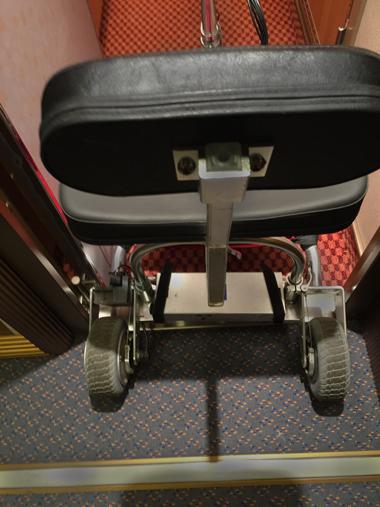 Scooter de mobilité dans la porte de la cabine (58 cm) d'un paquebot de croisière
