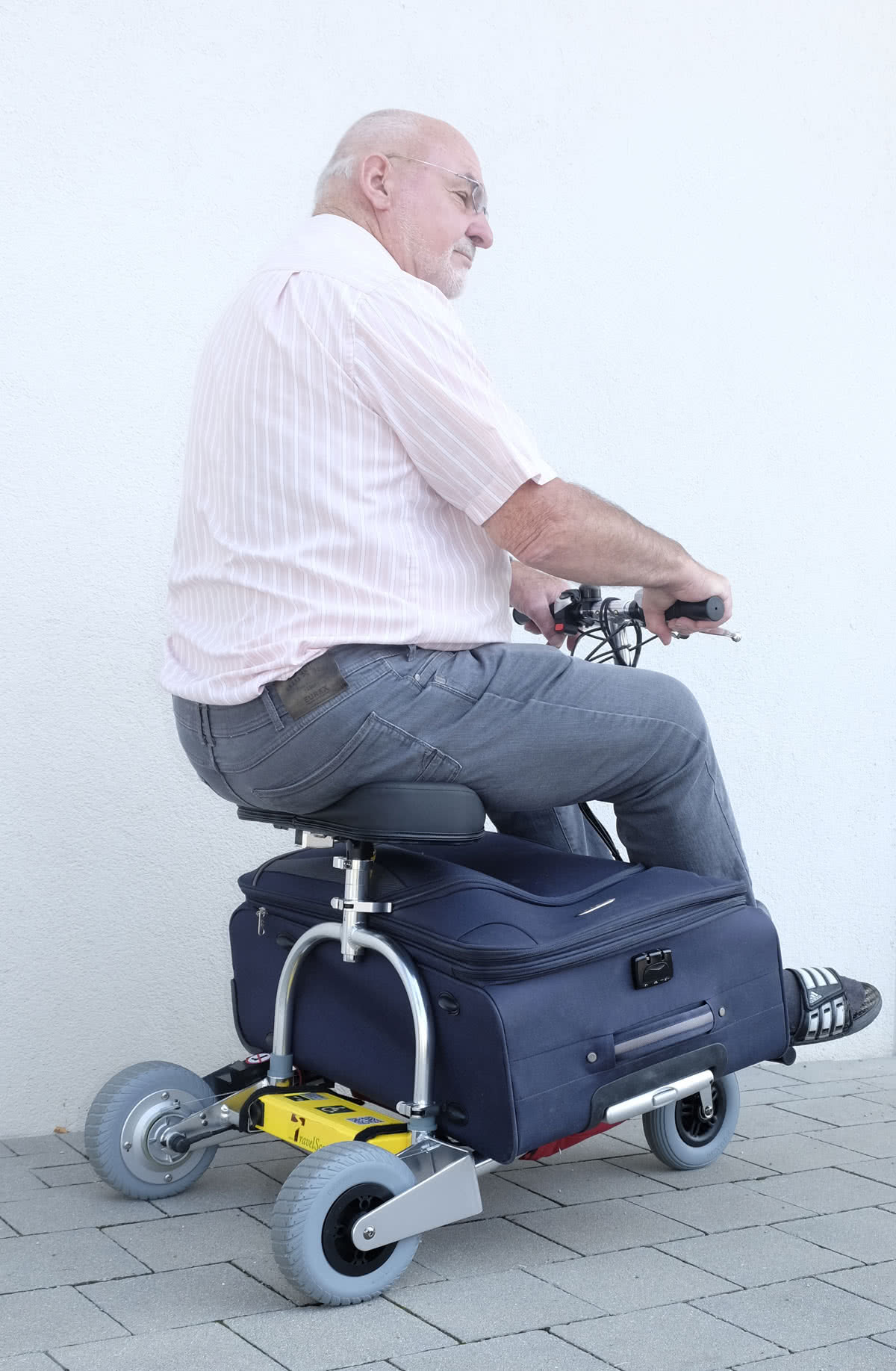 Minusválidos Scooter eléctrico Scooter de movilidad de peso ligero plegable  para altos con cesta - China Scooter, portátil plegable silla de ruedas